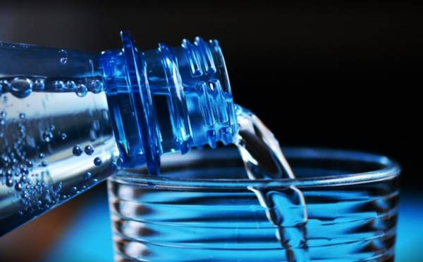 比自来水更脏！瓶装水里全是塑料还致癌？终于真相了
